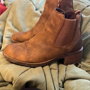 Cute great condition B-52 by Bullboxer brown boot see pics